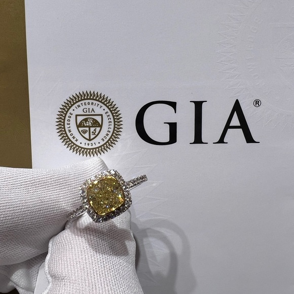 Engagement Ring Fancy Yellow Natural Diamond Cushion VS1 Rare GIA Certified - Picture 3 of 9